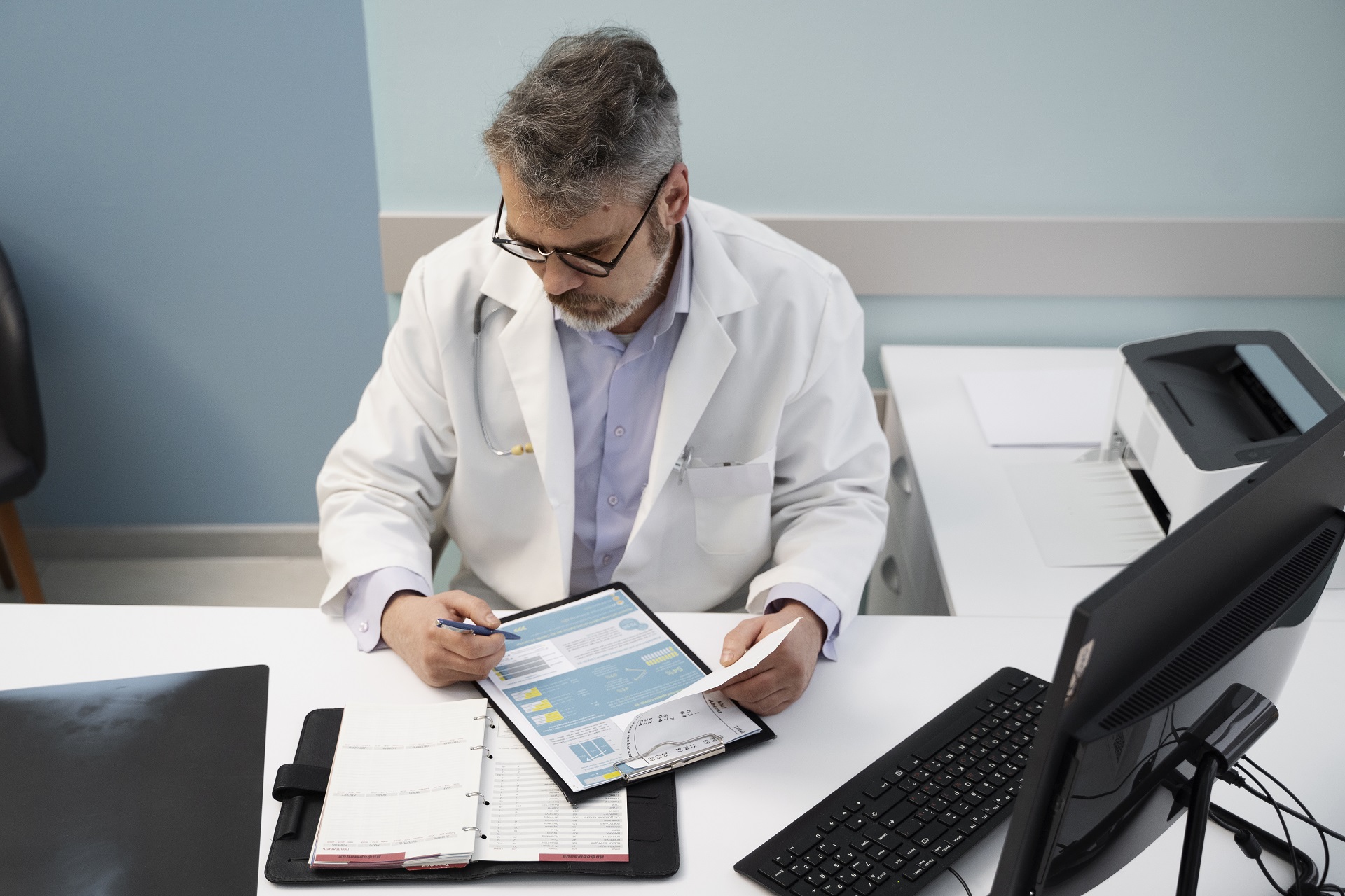 Primary care physician using Direct Primary Care EHR and chronic care management software to manage patient care in a hybrid DPC + CCM model.